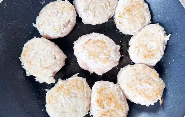 鶏ひき肉ともやしを合わせてこねて…　できあがったものに「節約レシピとは思えない」