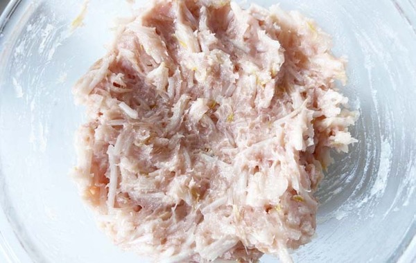 鶏ひき肉ともやしを合わせてこねて…　できあがったものに「節約レシピとは思えない」