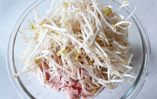 鶏ひき肉ともやしを合わせてこねて…　できあがったものに「節約レシピとは思えない」