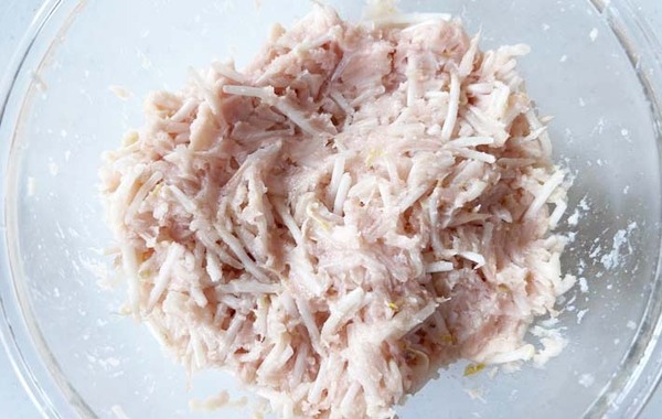 鶏ひき肉ともやしを合わせてこねて…　できあがったものに「節約レシピとは思えない」
