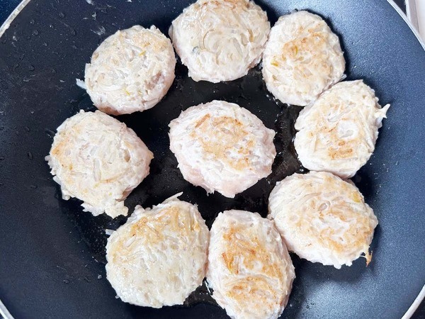 鶏ひき肉ともやしを合わせてこねて…　できあがったものに「節約レシピとは思えない」