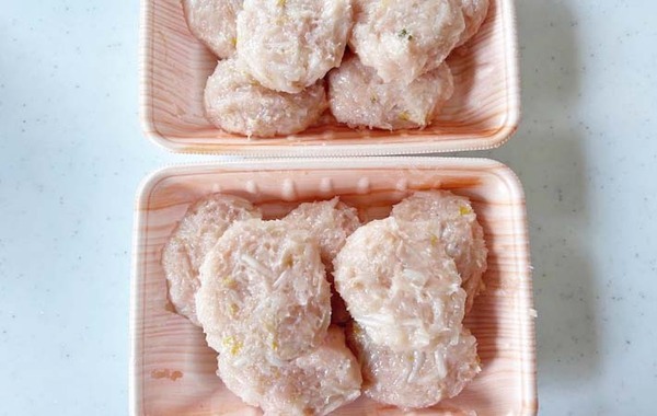 鶏ひき肉ともやしを合わせてこねて…　できあがったものに「節約レシピとは思えない」