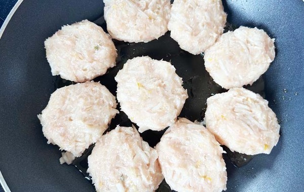 鶏ひき肉ともやしを合わせてこねて…　できあがったものに「節約レシピとは思えない」