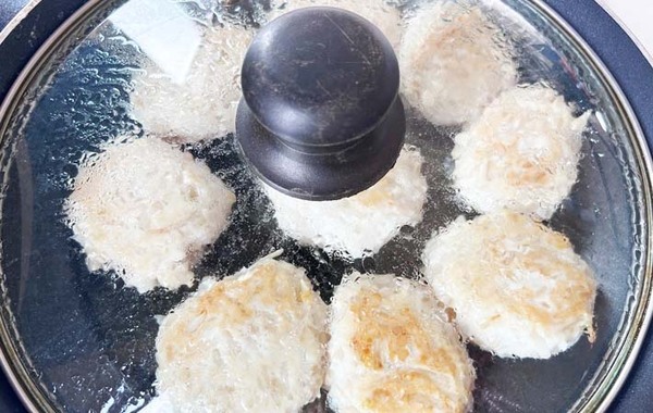 鶏ひき肉ともやしを合わせてこねて…　できあがったものに「節約レシピとは思えない」