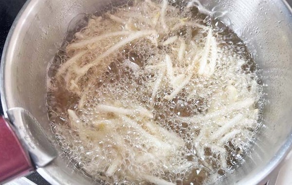 モヤシに小麦粉をまぶして…？　できあがったものに「ポテトより好きかも」