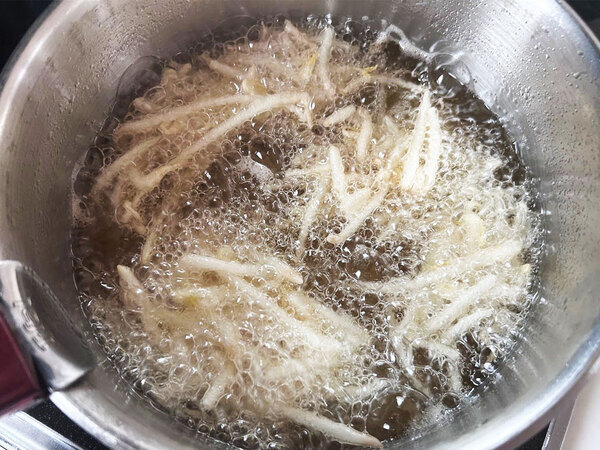 モヤシに小麦粉をまぶして…？　できあがったものに「ポテトより好きかも」