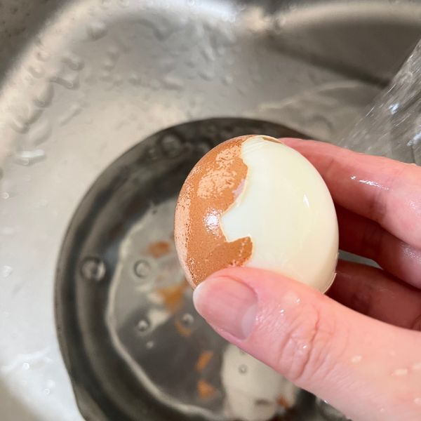 ゆで卵の殻が驚くほどむけた　水に入れた『ひとさじ』の正体とは？