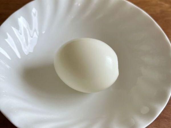 ゆで卵の殻が驚くほどむけた　水に入れた『ひとさじ』の正体とは？