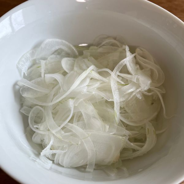 ゆで卵の殻が驚くほどむけた　水に入れた『ひとさじ』の正体とは？