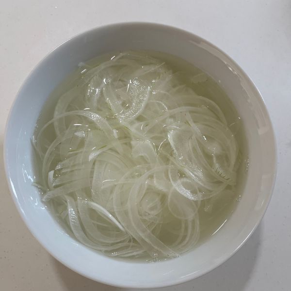 ゆで卵の殻が驚くほどむけた　水に入れた『ひとさじ』の正体とは？