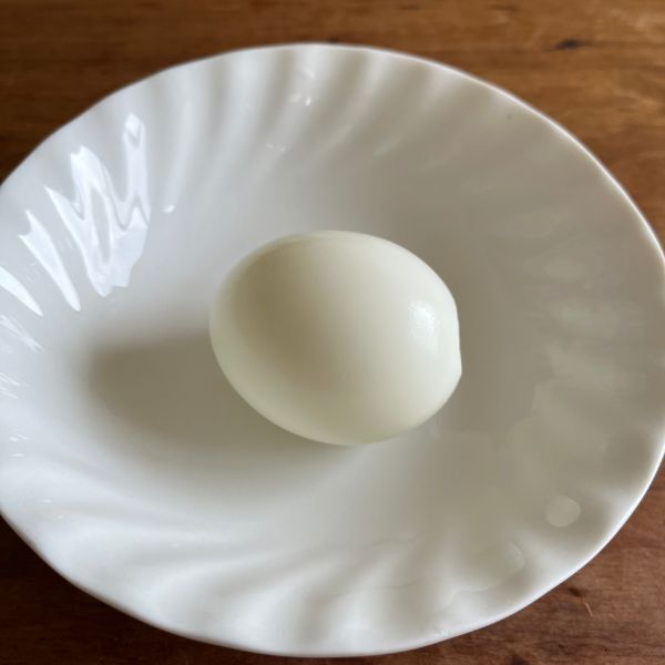 ゆで卵の殻が驚くほどむけた　水に入れた『ひとさじ』の正体とは？