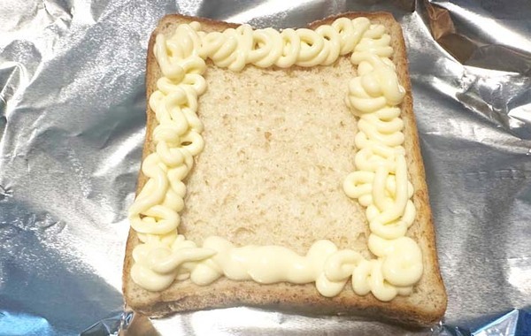 トースターで約２分！　卵の周りを囲っているのは？