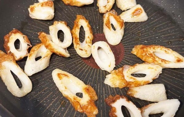 ちくわを焼き目が付くまで炒めて…　できたものに「家族が大絶賛！」