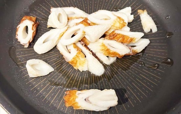 ちくわを焼き目が付くまで炒めて…　できたものに「家族が大絶賛！」