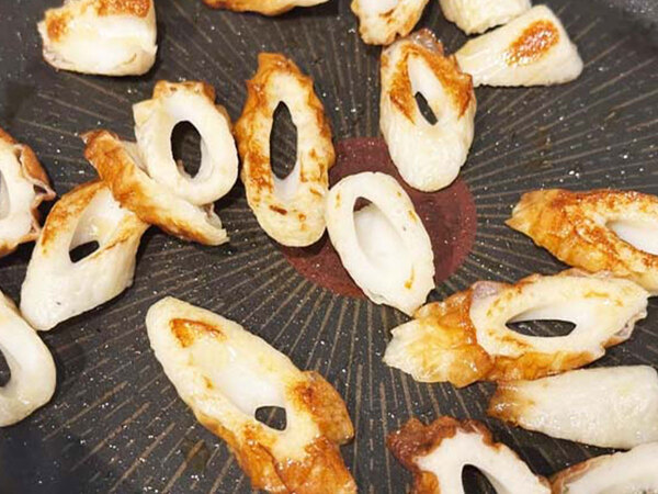 ちくわを焼き目が付くまで炒めて…　できたものに「家族が大絶賛！」