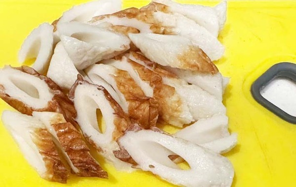 ちくわを焼き目が付くまで炒めて…　できたものに「家族が大絶賛！」