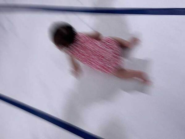 ハイハイレースに出場した赤ちゃんの写真が話題　「笑った」「躍動感すごい」