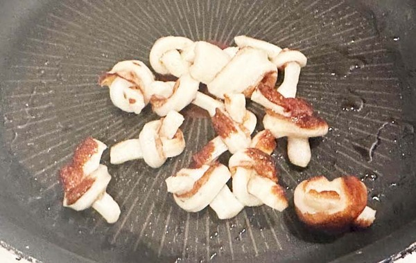 「夫が驚いた」「作戦大成功」　細く切ったちくわ、結んで焼くと…