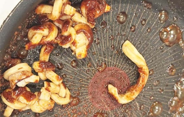 「夫が驚いた」「作戦大成功」　細く切ったちくわ、結んで焼くと…