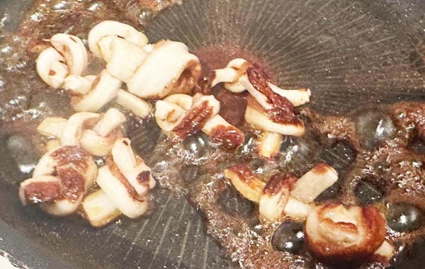 「夫が驚いた」「作戦大成功」　細く切ったちくわ、結んで焼くと…