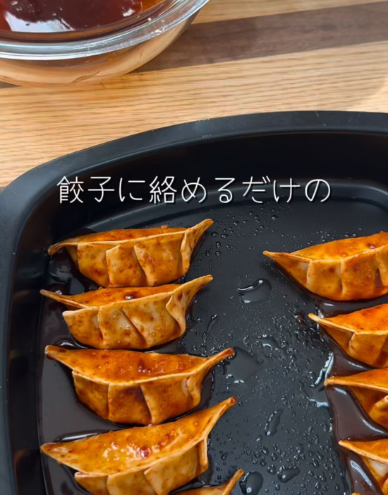 トースターに冷凍餃子を並べて焼くだけ　完成した一皿に「まさかコレとは」