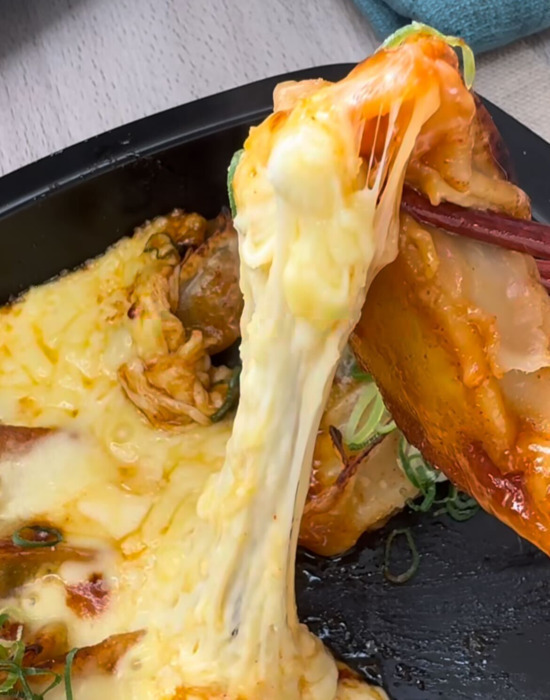 トースターに冷凍餃子を並べて焼くだけ　完成した一皿に「まさかコレとは」