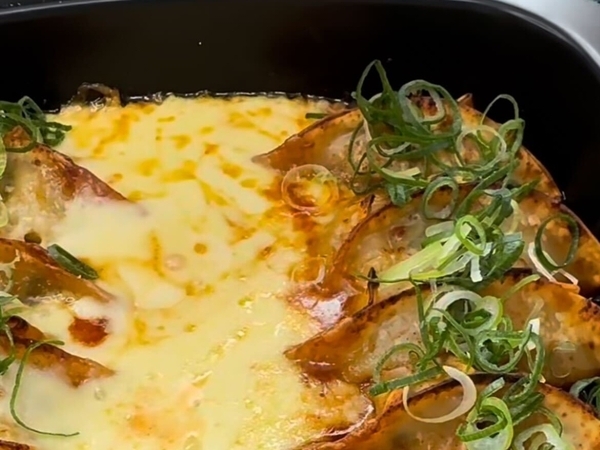 トースターに冷凍餃子を並べて焼くだけ　完成した一皿に「まさかコレとは」