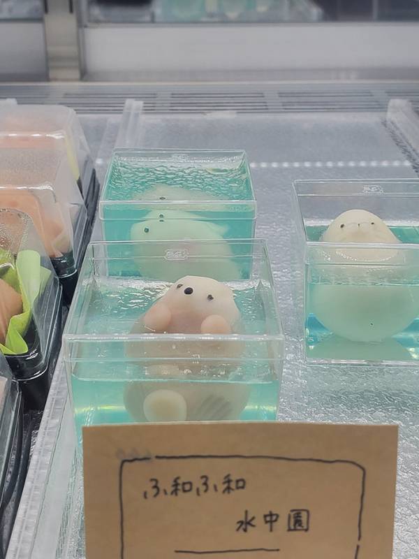 和菓子職人「見慣れない子が混じっています」　立て札の後ろに並んでいたのは…