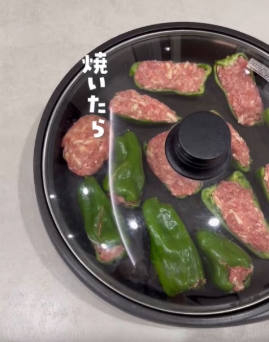 「肉詰めのピーマンが剥がれる…」　悩みを解決した裏技に「ラクすぎ」「驚いた」