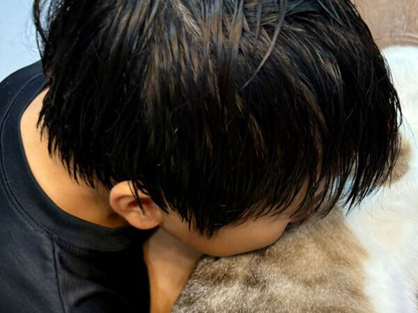 ゲームを遊んでいると思ったら…　息子の顔の下を見ると？「最高かよ」「どこに売ってますか？」