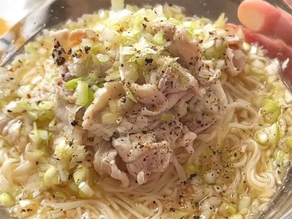 そうめんに豚しゃぶを盛り付け…　できたものに「すぐにでも食べたい」「簡単！」