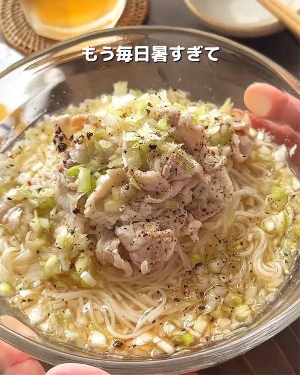 そうめんに豚しゃぶを盛り付け…　できたものに「すぐにでも食べたい」「簡単！」