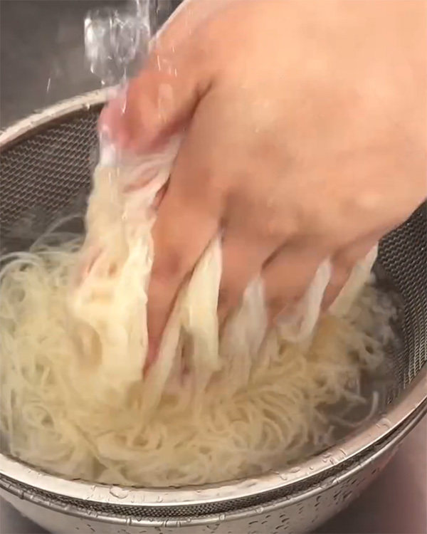 そうめんに豚しゃぶを盛り付け…　できたものに「すぐにでも食べたい」「簡単！」