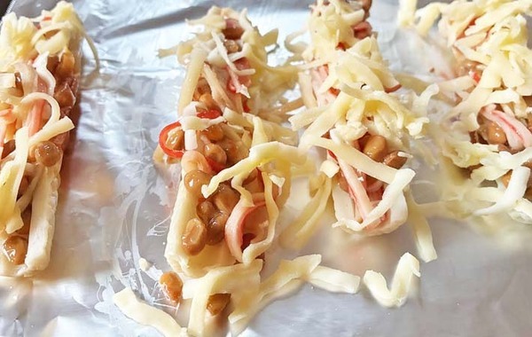 ちくわを縦に切って…？　中に詰めた意外な食材に「全部食べちゃった」