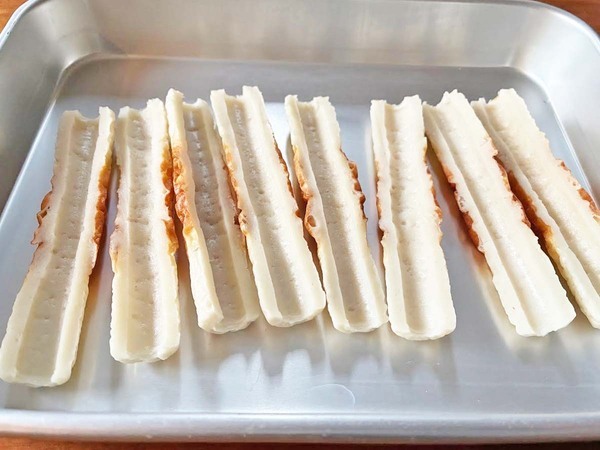 ちくわを縦に切って…？　中に詰めた意外な食材に「全部食べちゃった」