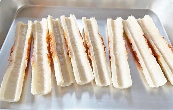 ちくわを縦に切って…？　中に詰めた意外な食材に「全部食べちゃった」