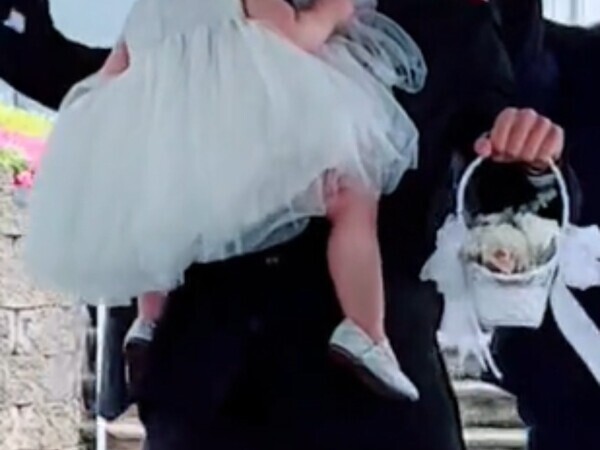 結婚式でフラワーガールが眠ってしまい？　続く展開に「最高に素敵！」