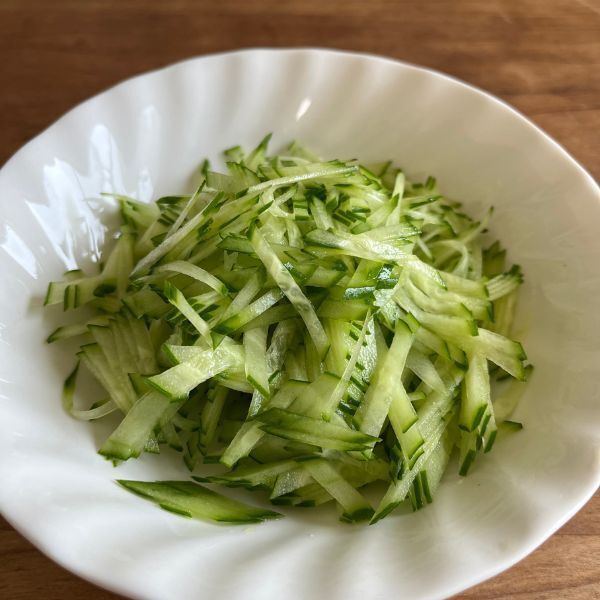 キュウリの千切り、始める前に『ひと工夫』　仕上がりに「見違えた」「簡単すぎ」