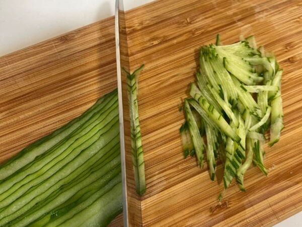 キュウリの千切り、始める前に『ひと工夫』　仕上がりに「見違えた」「簡単すぎ」