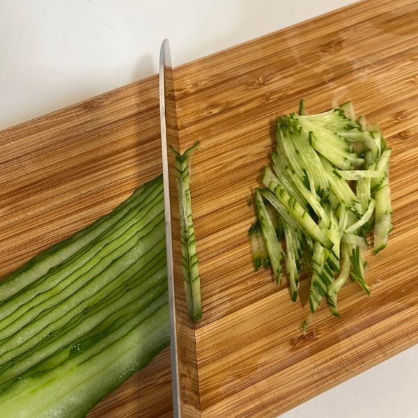 キュウリの千切り、始める前に『ひと工夫』　仕上がりに「見違えた」「簡単すぎ」