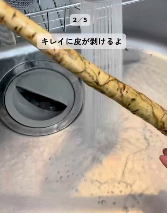 排水口のヌメリはアルミホイルが防ぐ！　裏技に「放置するだけでいいなんて」