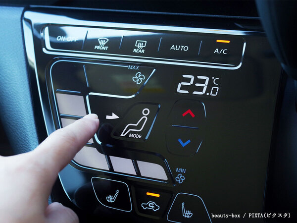 なぜ夏や冬に臭う？　車のエアコンがカビ臭い時はこうする！