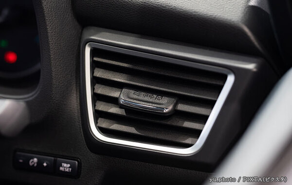 なぜ夏や冬に臭う？　車のエアコンがカビ臭い時はこうする！