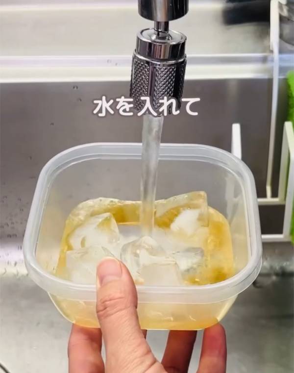 タッパーに『大さじ１杯』入れたのは…　試したくなる『裏ワザ』に「メモした！」