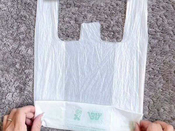 「こんなに小さくなる！？」　ビニール袋の収納法に「三角よりも四角か…」
