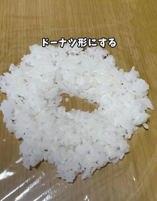ご飯を冷凍するなら『ドーナツ型』で！　メリットに「納得」「それはうれしい」