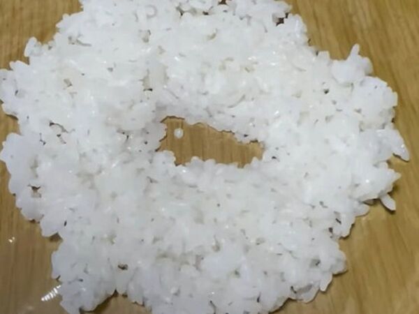 ご飯を冷凍するなら『ドーナツ型』で！　メリットに「納得」「それはうれしい」
