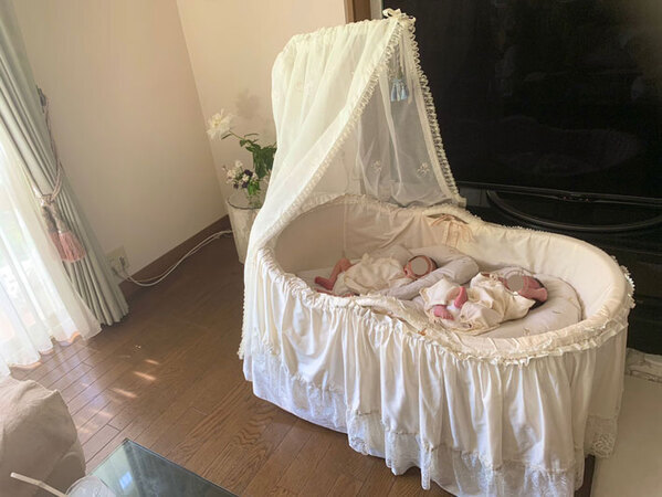 双子を出産した女性　義母から贈られたベビーベッドに言葉を失った理由が？
