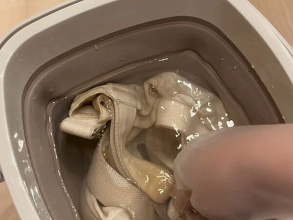 真っ黒になったトートバッグを１時間浸けたら 「まさか白くなるなんて」「驚いた」