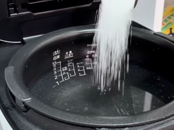 炊飯器の『蓋の裏』を放置すると？　対処法に「助かった」「今日やる」